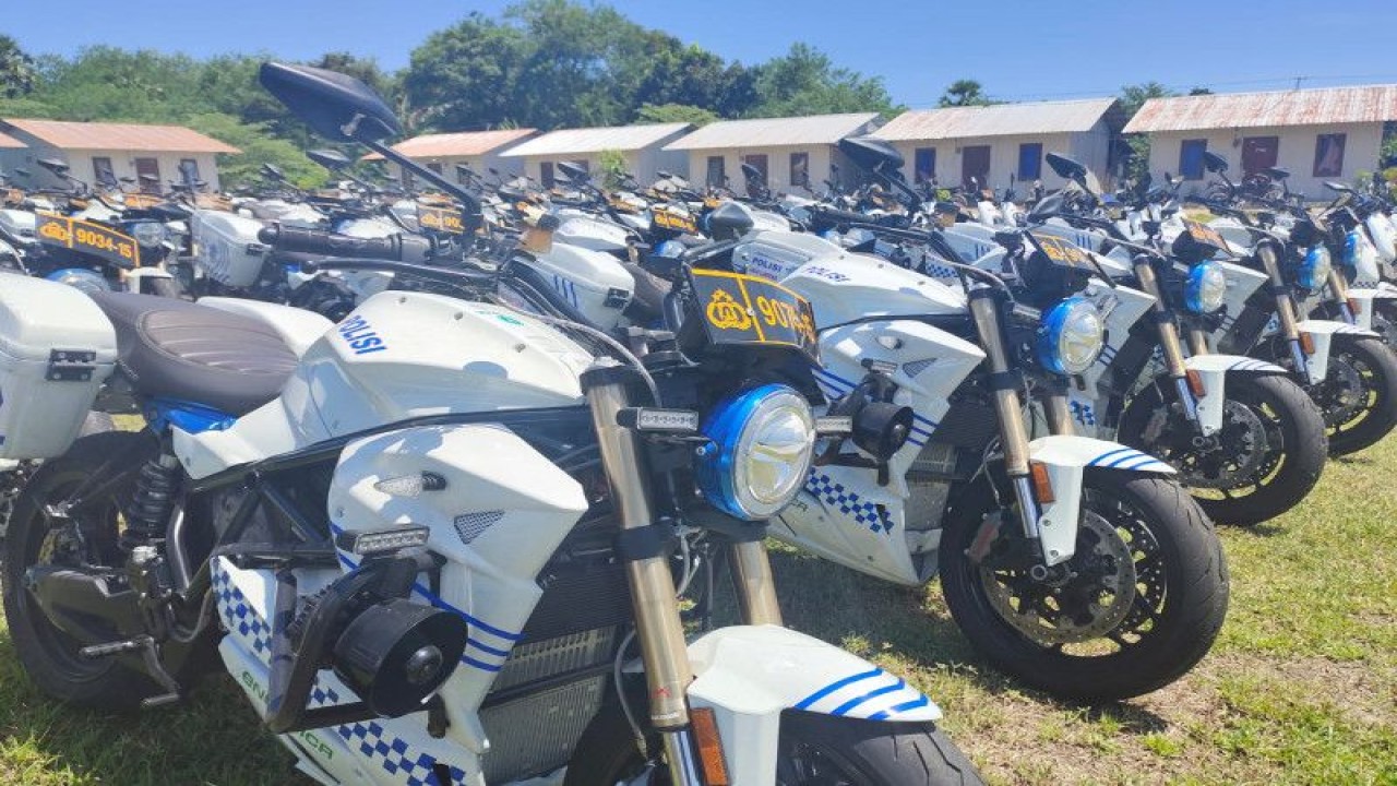 Polres Manggarai Barat, NTT mendapatkan hibah 25 unit kendaraan listrik berbasis baterai untuk patroli dan pengawalan pasca ASEAN Summit di Labuan Bajo. (ANTARA/HO-Polres Manggarai Barat)