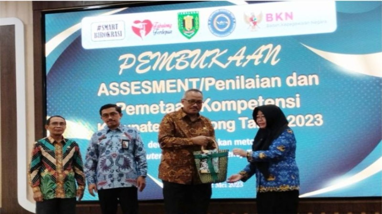 Sekretaris Daerah Kabupaten Tabalong Hj Hamidah Munawarah menyerahkan cinderamata kepada Kepala Pusat Penilaian Kompetensi ASN BKN RI Bajoe Loedi Hardono, Senin (22/5/2023). (ANTARA/Herlina Lasmianti)