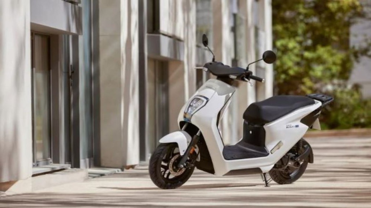 Honda resmi mengumumkan kehadiran sepeda motor listrik debutnya bernama EM1-e. (Gizmochina)