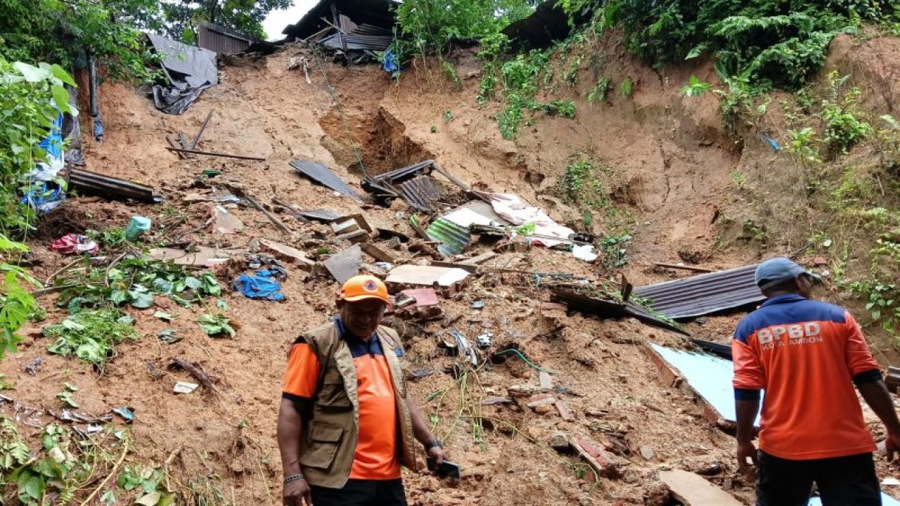 Petugas Badan Penanggulangan Bencana Daerah (BPBD) meninjau dampak tanah longsor di Kelurahan Urimessing, Kecamatan Nusaniwe, Kota Ambon, Provinsi Maluku. (ANTARA/HO BPBD Kota Ambon)