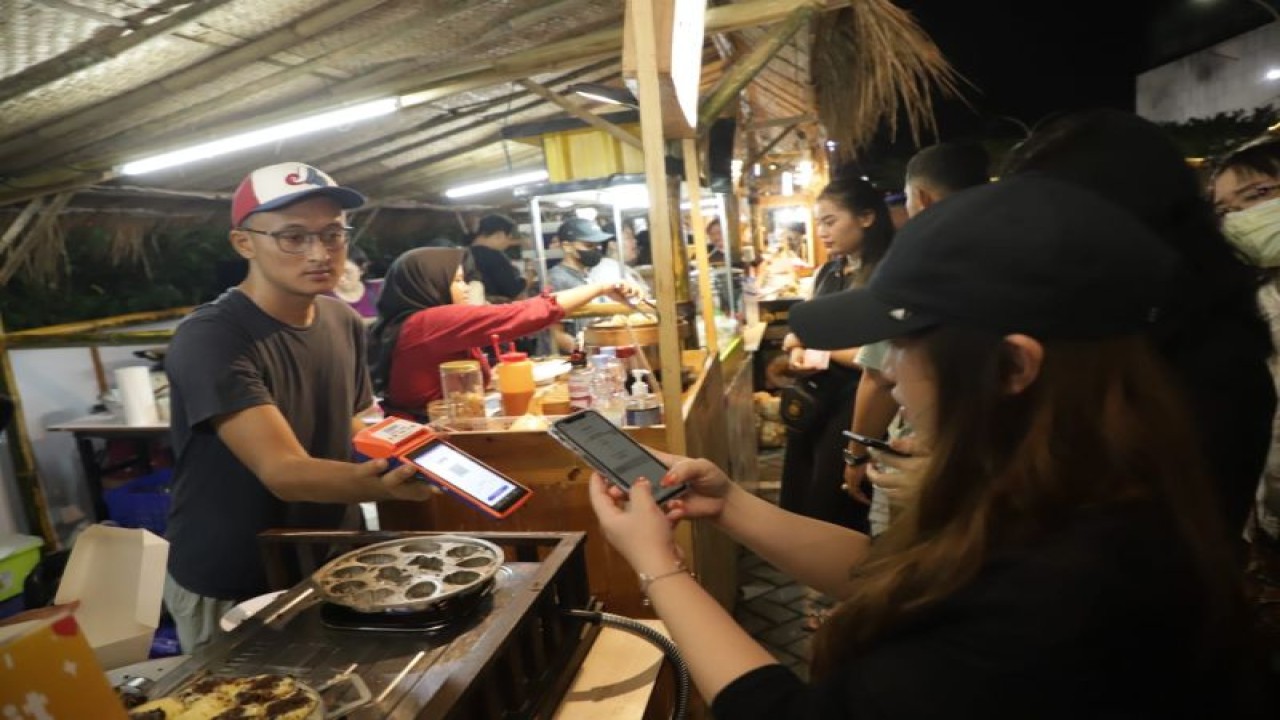Foto Arsip - Sejumlah warga menikmati kuliner di Pasar Malam Tjap Toendjoengan yang digelar Pakuwon City Mal, Kota Surabaya, Senin (1/5/2023) malam. ANTARA/HO-Diskominfo Surabaya.