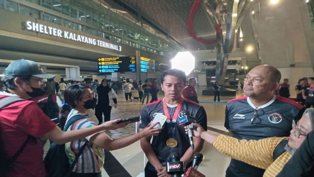 Perenang Indonesia I Gede Siman Sudartawa menjawab pertanyaan pewarta setelah mengikuti upacara penyambutan atlet SEA Games di Bandara Soekarno-Hatta, Tangerang, Jumat (12/5/2023). (ANTARA/RAUF ADIPATI)