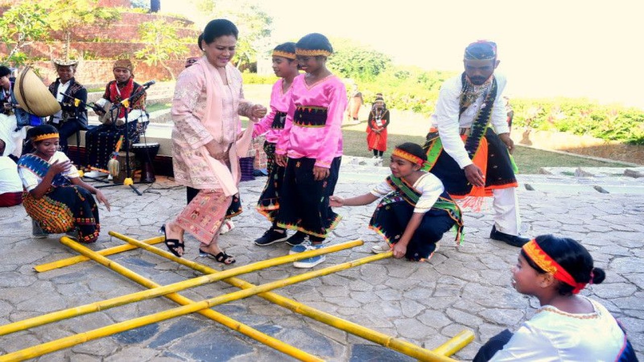 Ibu Negara RI Iriana Joko Widodo mempraktikkan permainan tradisional Rangku Alu saat mengajak para pendamping pemimpin negara anggota ASEAN menyaksikan aktivitas budaya di sela Konferensi Tingkat Tinggi ke-42 ASEAN di Puncak Waringin, Labuan Bajo, Manggarai Barat, Nusa Tenggara Timur, Rabu (10/5/2023). (ANTARA/HO-Biro Pers Sekretariat Presiden RI)