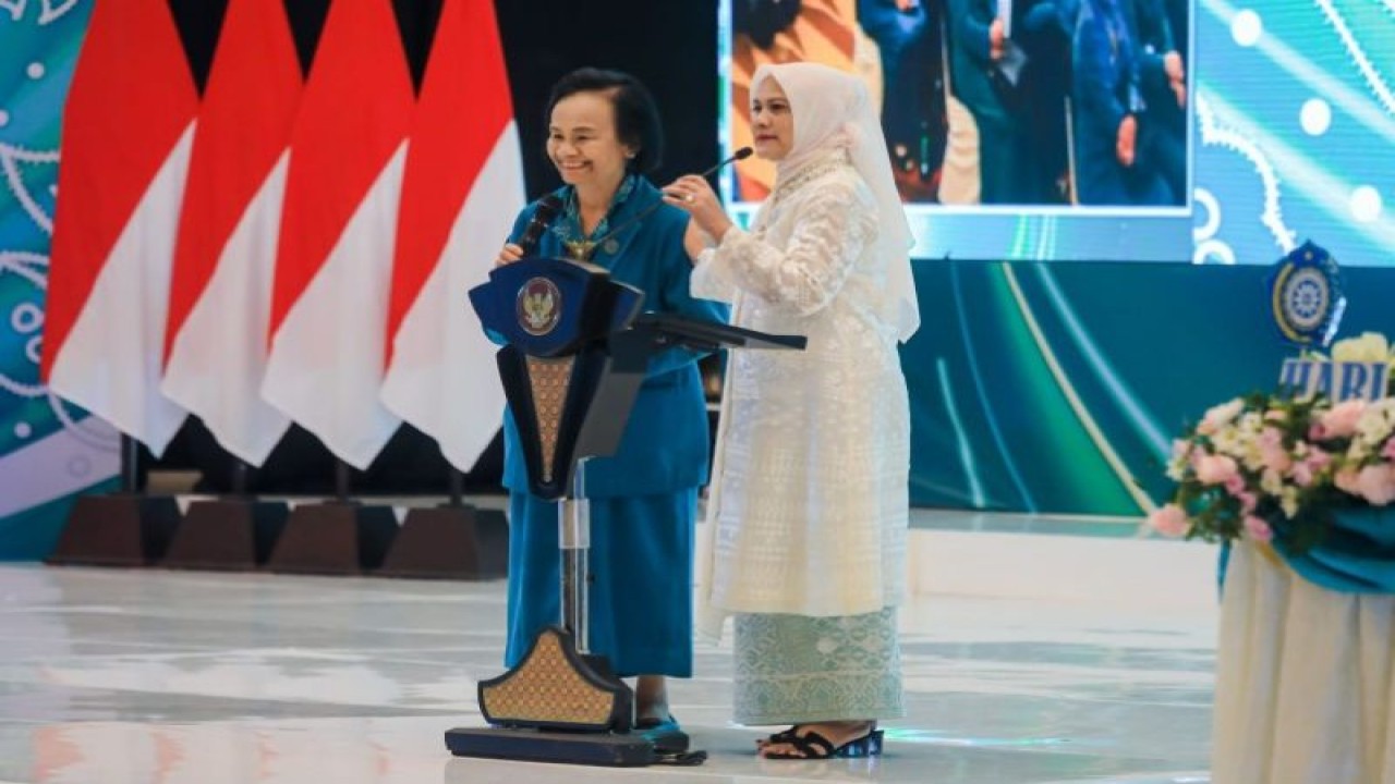Ibu Negara Iriana Joko Widodo (kanan) berdialog dengan seorang kader TP PKK di peringatan HKG PKK ke-51/2023 di Medan, Rabu (17/5/2023). (ANTARA/HO-Diskominfo Kota Medan)