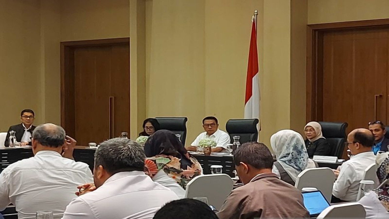 Kepala Staf Kepresidenan Moeldoko didampingi Menteri Ketenagakerjaan Ida Fauziyah dan Menteri Pemberdayaan Perempuan dan Perlindungan Anak (PPPA) I Gusti Ayu Bintang Darmawati dalam rapat mengenai RUU PPRT di Jakarta, Senin (15/5/2023). (ANTARA/Mentari Dwi Gayati)