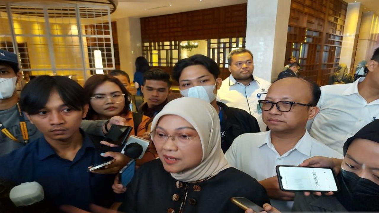 Menteri Ketenagakerjaan Ida Fauziyah saat ditemui usai Rapat Koordinasi percepatan UU PPRT di Jakarta, Senin (15/5/2023). ANTARA/Mentari Dwi Gayati