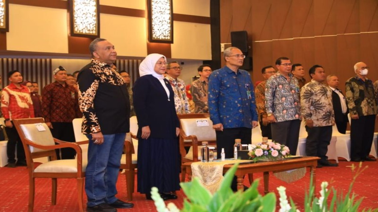 Menteri Ketenagakerjaan, Ida Fauziyah (kedua kiri) dalam acara penandatanganan serah terima lahan dan Penandatanganan Nota Kesepakatan antara Ditjen Binalavotas dengan Pemerintah Daerah dan Mitra Industri di Jakarta, Rabu (17/5/2023). (ANTARA/HO-Kemnaker)