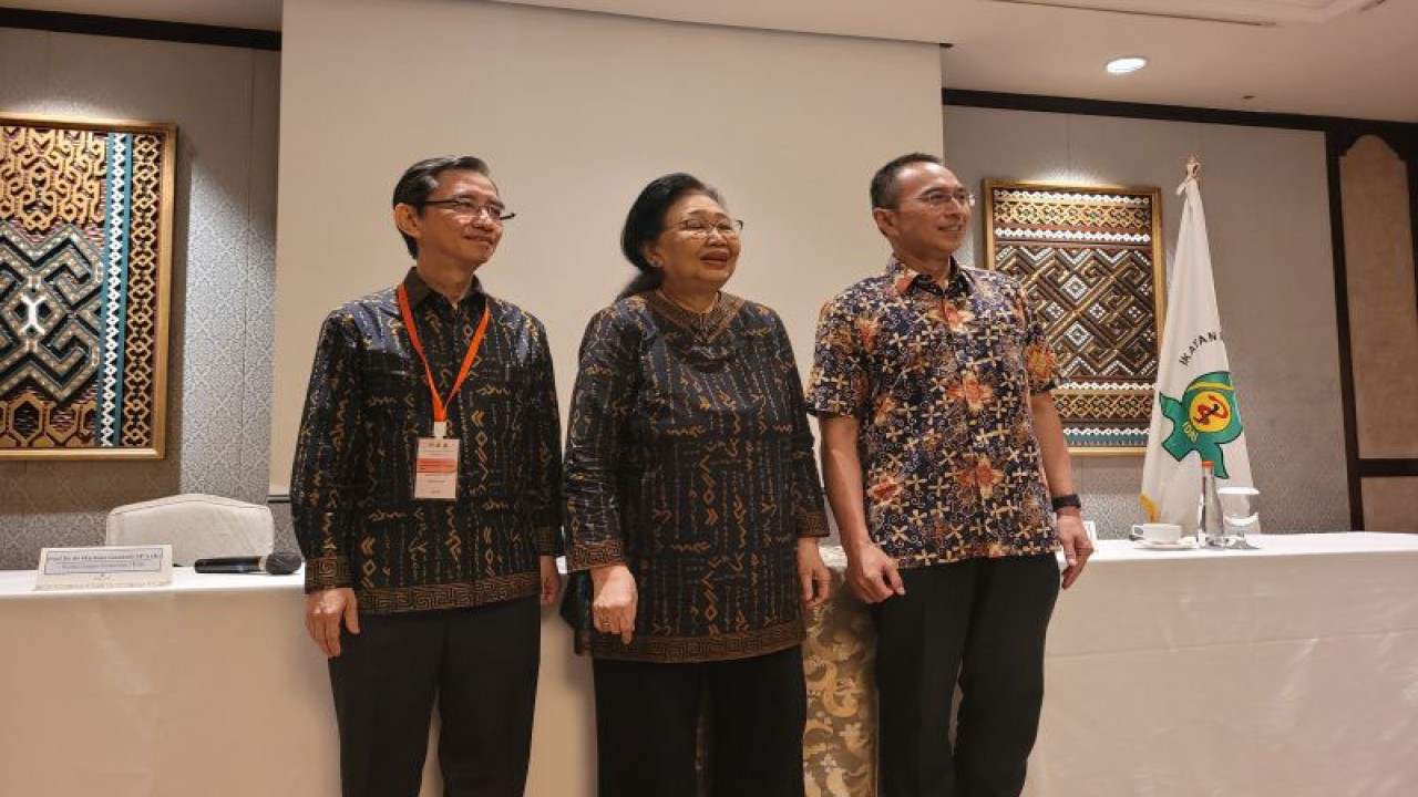 Ketua Pengurus Pusat IDAI Piprim Basarah Yanuarso (kanan) pada sesi foto bersama seusai acara peluncuran Rekomendasi Imunisasi Anak terbaru 2023 pada Childhood Immunization Update (CIU) 2023 yang diikuti di Jakarta, Senin (29/5/2023). (ANTARA/Sean Filo Muhamad)