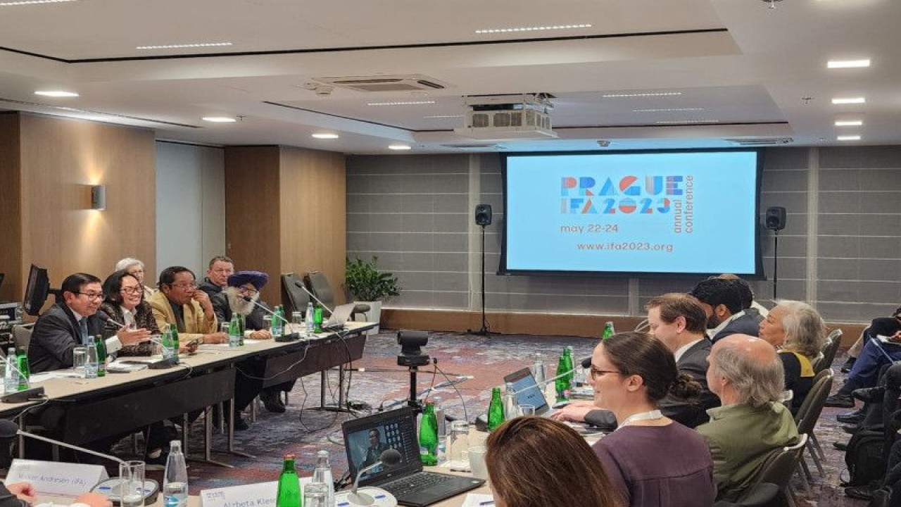 Direktur Utama Petrokimia Gresik Dwi Satriyo Annurogo (kiri) menjadi pembicara dalam Forum International Fertilizer Association (IFA) Annual Conference 2023 di Praha, Republik Ceko, Rabu (24/5/2023). (Antara/HO/Petrokimia Gresik)