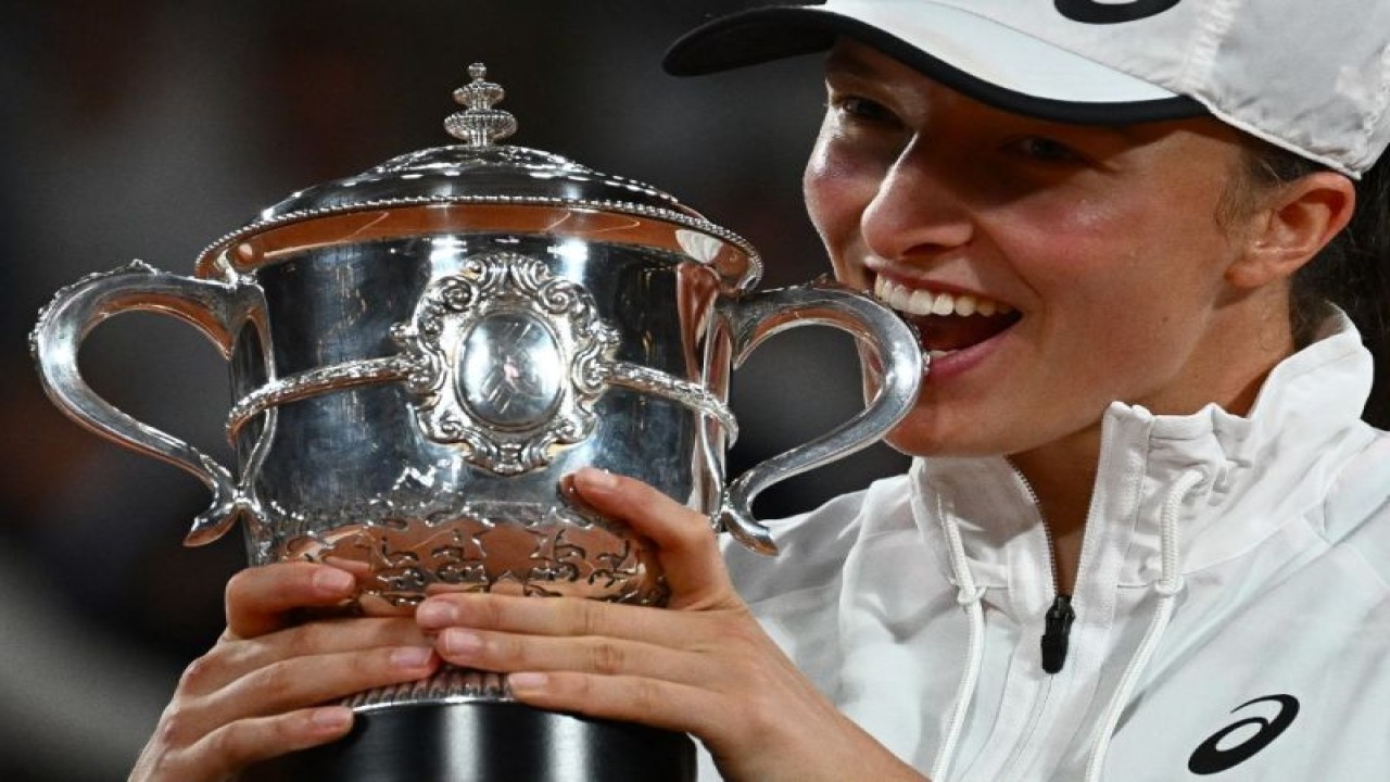 Petenis Polandia Iga Swiatek melakukan selebrasi setelah memenangi tunggal putri French Open dengan mengalahkan petenis AS Coco Gauff di Court Philippe-Chatrier, Paris. (4/6/2022). (ANTARA/AFP/ANNE-CHRISTINE POUJOULAT)