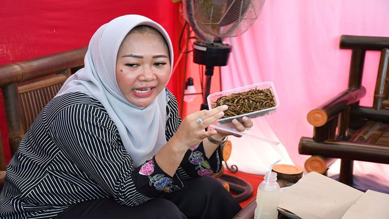 Bupati Purbalingga Dyah Hayuning Pratiwi menunjukkan ikan uceng yang menjadi salah satu produk kuliner unggulan dari Desa Pepedan dan ditampilkan pada acara Roadshow Pemulihan Ekonomi Kecamatan Karangmoncol di Lapangan Desa Pepedan, Karangmoncol, Purbalingga, Selasa (30/5/2023). ANTARA/HO-Prokopim Purbalingga