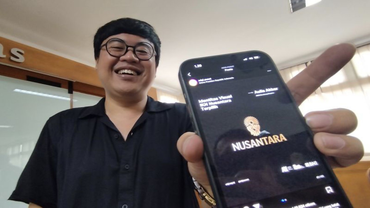 Desainer logo Pohon Hayat, Aulia Akbar, menunjukkan desainnya yang terpilih menjadi logo IKN Nusantara di Kampus Itenas, Kota Bandung, Jawa Barat, Rabu (31/5/2023). (ANTARA/Bagus Ahmad Rizaldi)