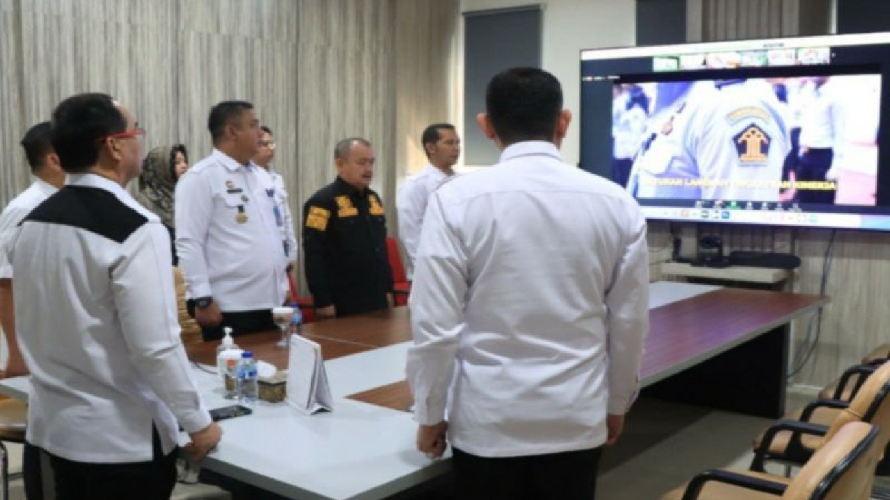 Kakanwil Kemenkumham Sumsel Ilham Djaya bersama staf mengikuti sosialisasi mekanisme survei integritas 2023. ANTARA/Yudi Abdullah/23.
