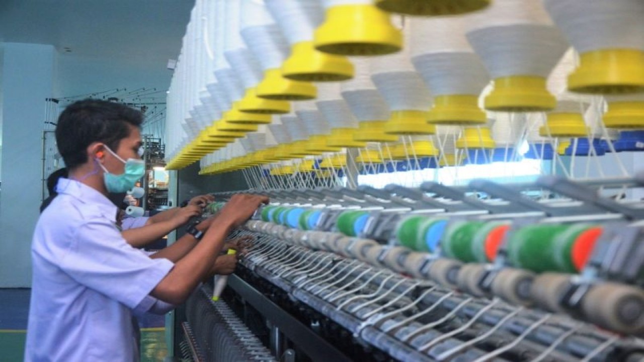 Ilustrasi - Aktivitas produksi di industri tekstil dan produk tekstil (TPT). ANTARA/HO-Kementerian Perindustrian.