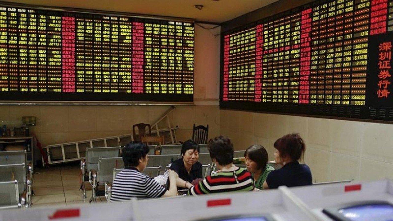 Ilustrasi - Para investor bermain kartu selama perdagangan tengah hari di Bursa Saham China. ANTARA/REUTERS/Aly Song/aa.