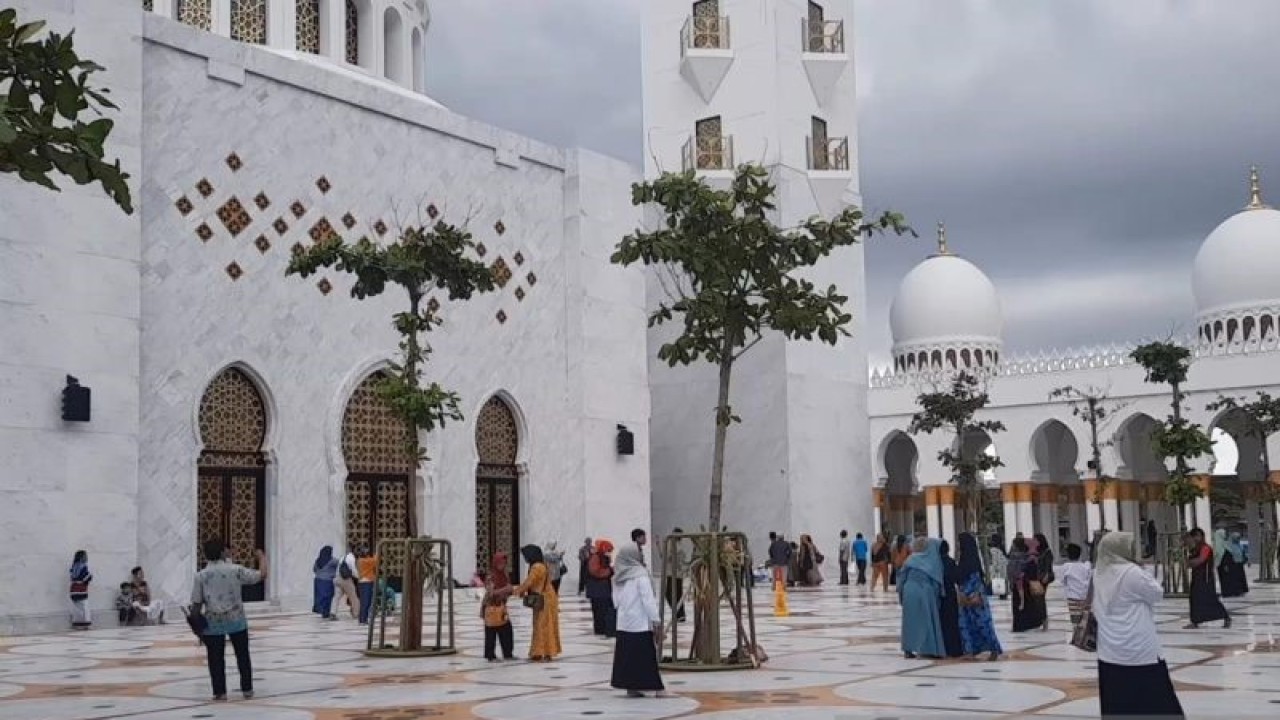 Ilustrasi - Para pengunjung di Masjid Sheikh Zayed Solo, beberapa waktu lalu. ANTARA/Aris Wasita