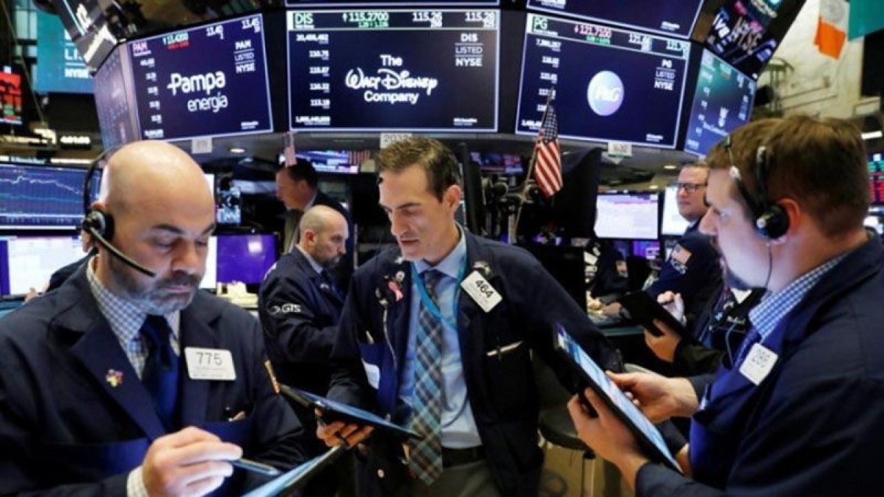 Ilustrasi - Para pialang sedang bekerja di lantai Bursa Efek New York, Wall Street, Amerika Serikat. (ANTARA/Reuters/pri.)