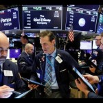 Ilustrasi - Para pialang sedang bekerja di lantai Bursa Efek New York, Wall Street, Amerika Serikat. (ANTARA/Reuters/pri.)-1682992264
