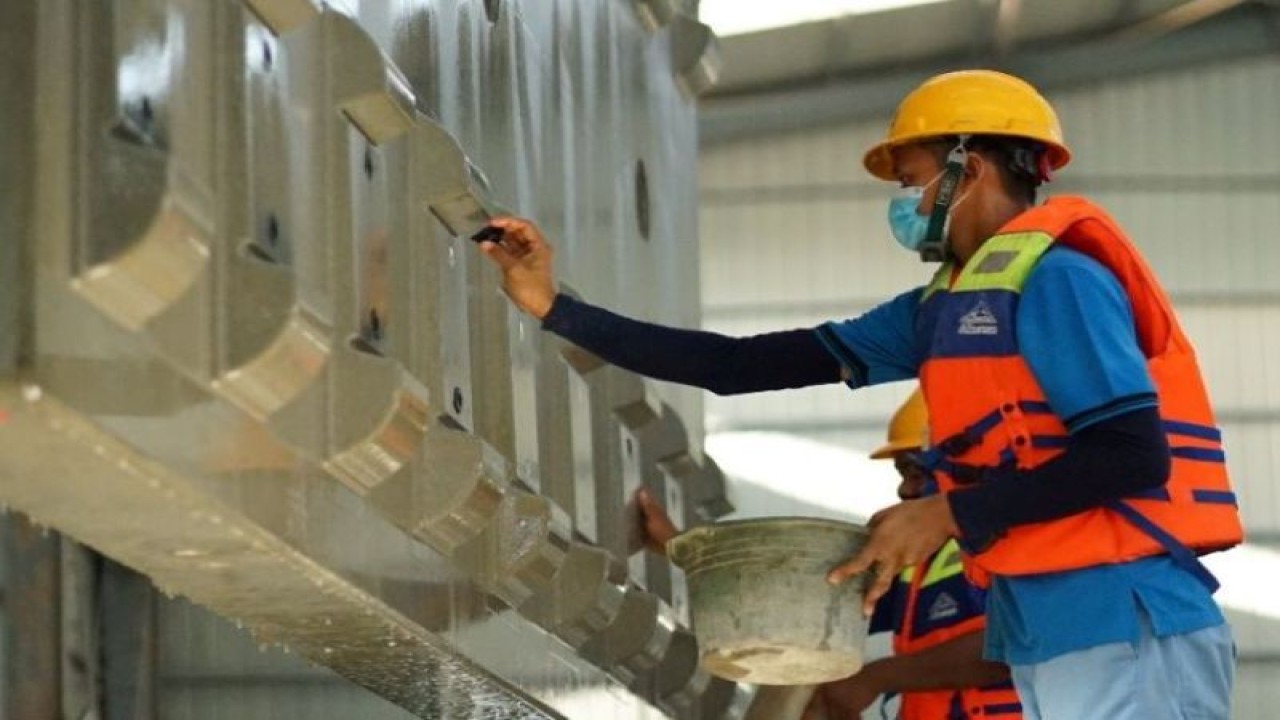 Ilustrasi: Personel WIKA Beton sedang mengecek slab track untuk proyek Kereta Cepat Jakarta-Bandung. ANTARA/HO-WIKA Beton