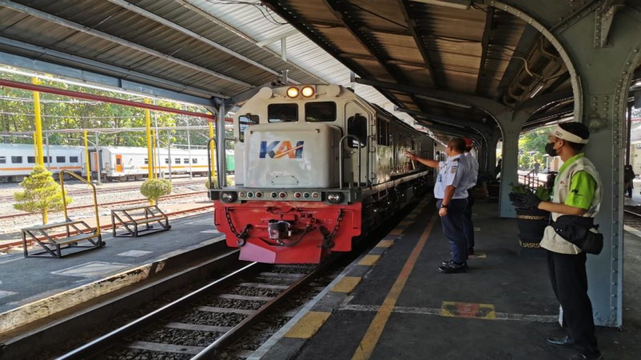 Ilustrasi: Petugas memberangkatkan KA Sritanjung di Stasiun Jember (ANTARA/HO-Humas KAI Daop 9 Jember)