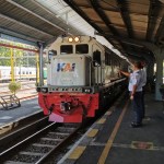 Ilustrasi: Petugas memberangkatkan KA Sritanjung di Stasiun Jember (ANTARA/HO-Humas KAI Daop 9 Jember)-1684221910