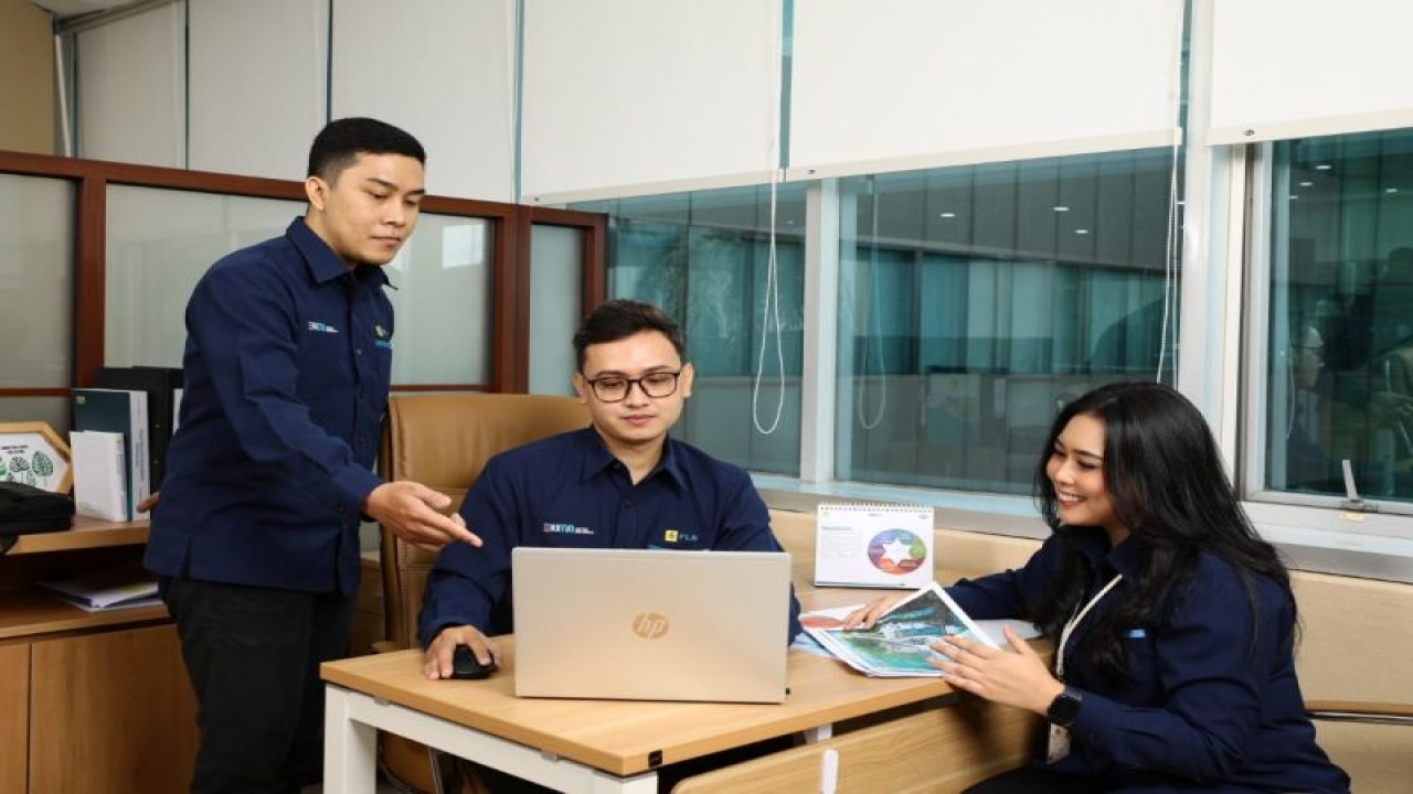 Ilustrasi - Sejumlah karyawan PLN melakukan rapat. (ANTARA/HO-PLN)