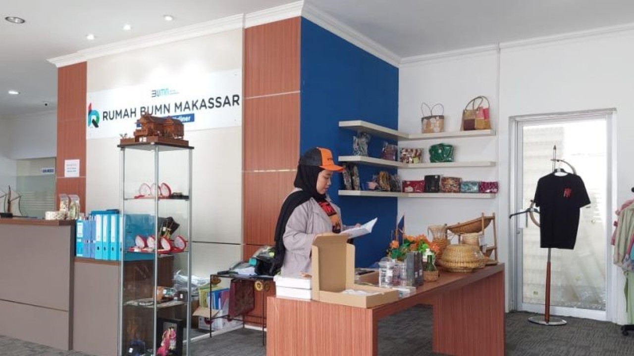 Ilustrasi. Sejumlah produk UMKM yang dipasarkan di Rumah BUMN BRI Makassar, Jalan dr Sam Ratulangi. ANTARA/Nur Suhra Wardyah