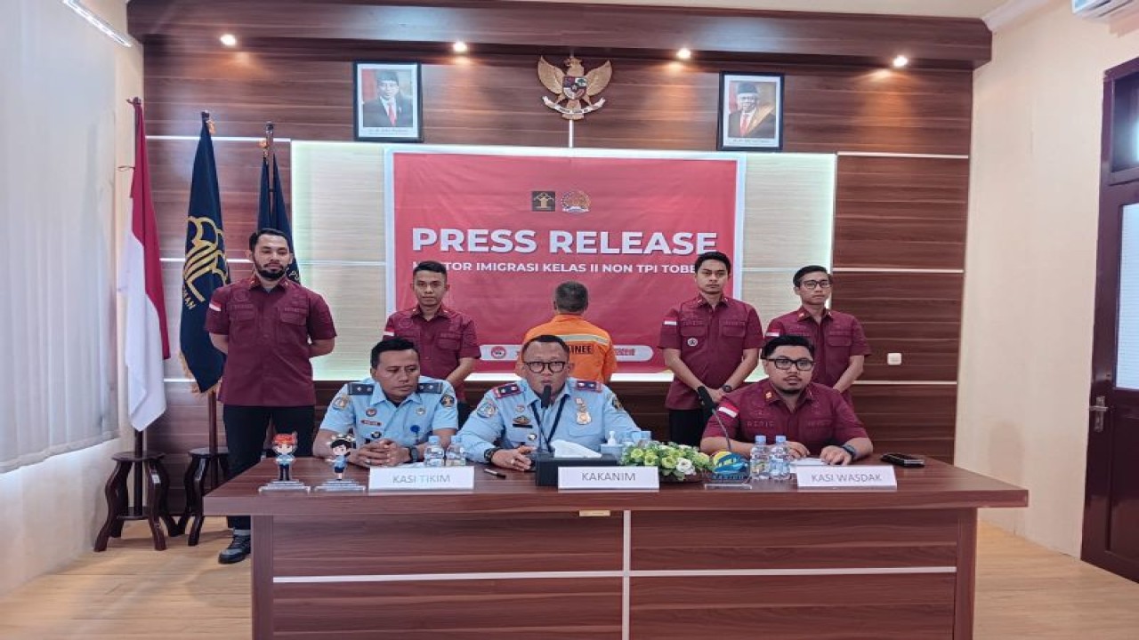 Kantor Imigrasi Kelas Il Non TPI Tobelo, Kabupaten Halmahera Utara melakukan tindakan hukum terhadap seorang WNA China bernama Zhang Fabao yang dikenakan tindakan administratif keimigrasian berupa deportasi, Selasa (9/5/2023). ANTARA/Abdul Fatah