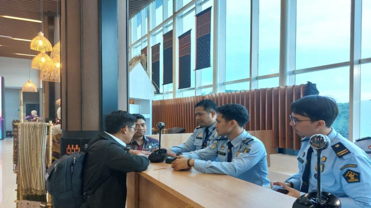Petugas Kantor Imigrasi Labuan Bajo melakukan pemeriksaan dokumen perjalanan milik presiden dan perdana menteri serta rombongan delegasi Konferensi Tingkat Tinggi (KTT) ke-42 ASEAN, Manggarai Barat, NTT, Selasa (9/5/2023). (ANTARA/HO-Imigrasi Labuan Bajo)