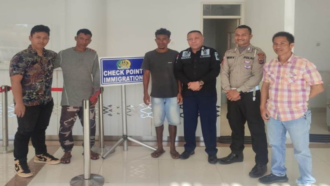 Dua nelayan asal Timor Leste (kedua dan ketiga kiri) diamankan setelah terdampar akibat perahu terbalik oleh petugas dari Polsek Insana Utara dan Imigrasi di PLBN Wini, Kabupaten Timor Tengah Utara, Kamis (18/5/2023). (ANTARA/HO-Kantor Imigrasi Kelas II TPI Atambua)