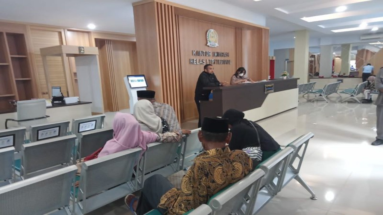 Kantor Imigrasi Kelas I TPI Ternate, Kemenkumham Maluku Utara, menerbitkan sebanyak 299 paspor Calon Jemaah Haji (CJH) tahun 2023 asal Kota Ternate dan kabupaten/kota lainnya masuk wilayah kerja Imigrasi, Jumat (19/5/2023). ANTARA/Abdul Fatah (Abdul Fatah)