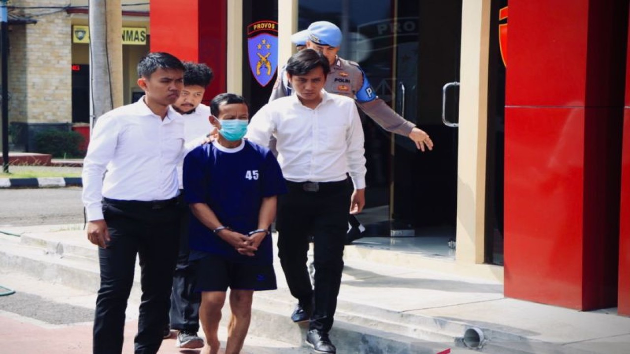 Tersangka ADR (Adji Rustandi) yang merupakan oknum guru ngaji yang melakukan pelecehan pada belasan anak didiknya di Cilengkrang, Kabupaten Bandung, dibawa petugas untuk ungkap kasus di Mapolresta Bandung, Soreang, Kabupaten Bandung, Senin (29/5/2023). (ANTARA/Ricky Prayoga)