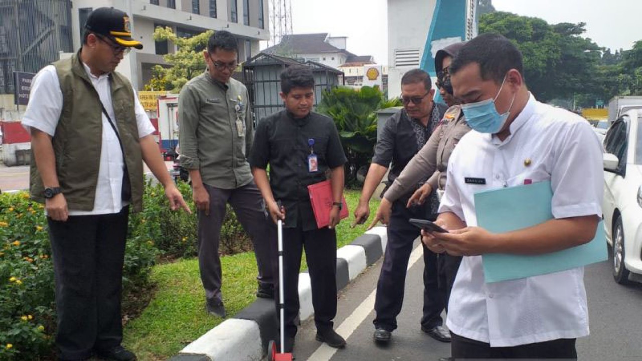 Asisten Perekonomian dan Pembangunan Pemkot Jakarta Barat, Imron Syahrin bersama jajaran terkait sedang meninjau lokasi penutupan U-turn di Jalan Kembangan Raya, Jakarta Barat, Jumat (19/5/2023). ANTARA/Risky Syukur