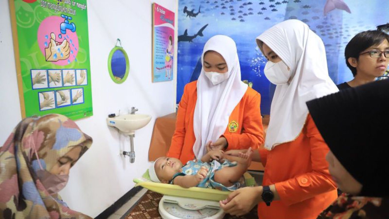 Kegiatan imuniasi di  Posyandu Kemuning RW. 07, Kelurahan Karawaci Baru, Kota Tangerang, Kamis