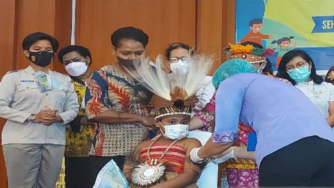 Imunisasi campak dan rubella guna mencegah terjadinya giizi buruk (ANTARA/ Qadri Pratiwi)