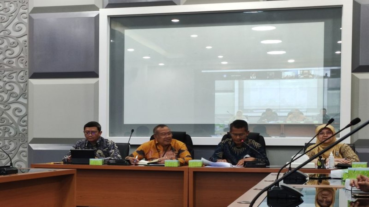 Juru Bicara Kemenperin Febri Hendri Antoni Arif (kedua kanan) dalam konferensi pers IKI Mei 2023 di Jakarta, Rabu (31/1/2023). (ANTARA/Ade Irma Junida)