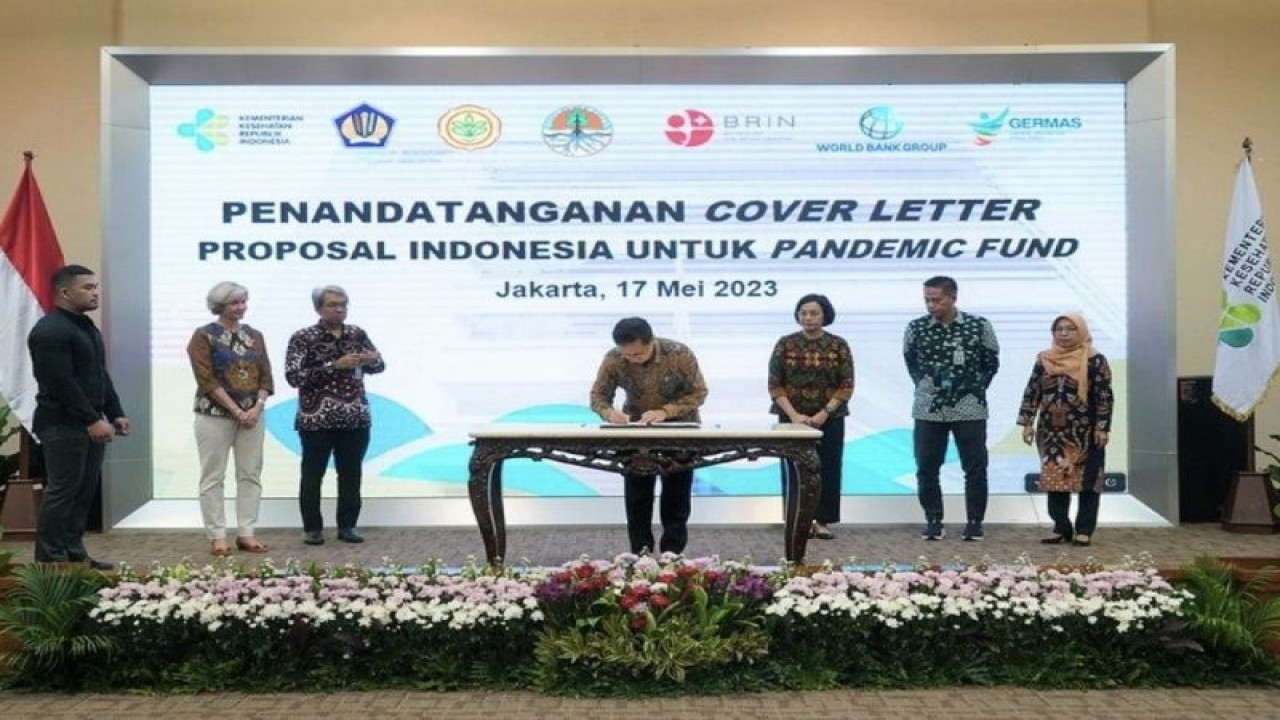 Menteri Kesehatan RI Budi Gunadi Sadikin saat menandatangani proposal pengajuan dana hibah pandemi kepada Bank Dunia di Gedung Kemenkes RI Jakarta, Rabu (17/5/2023). (ANTARA/HO-Kemenkes).
