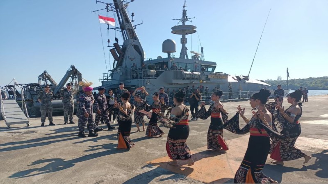 Kedatangan Kapal Perang Australia HMAS Launcenston III 94 guna mengikuti latihan Cassowary Exercise (Cassowary) ke-23 di Lantamal VII Kupang. ANTARA/Ho-Dispen Lantamal VII Kupang.