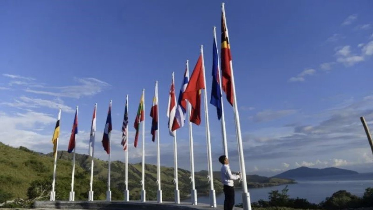 Arsip foto - Pekerja memasang bendera negara anggota ASEAN di kawasan Mice, Desa Golo Mori, Labuan Bajo, NTT, Kamis (4/5/2023). (ANTARA FOTO/Zabur Karuru/rwa/pri).