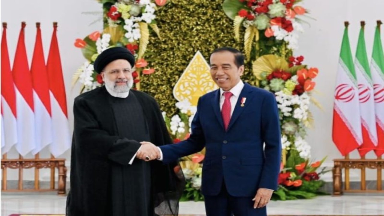 Presiden Joko Widodo (kanan) berjabat tangan dengan Presiden Iran Ebrahim Raeisi (kiri) di veranda Istana Bogor, Jawa Barat, Selasa (23/5/2023). (ANTARA/HO-Kemenkes).