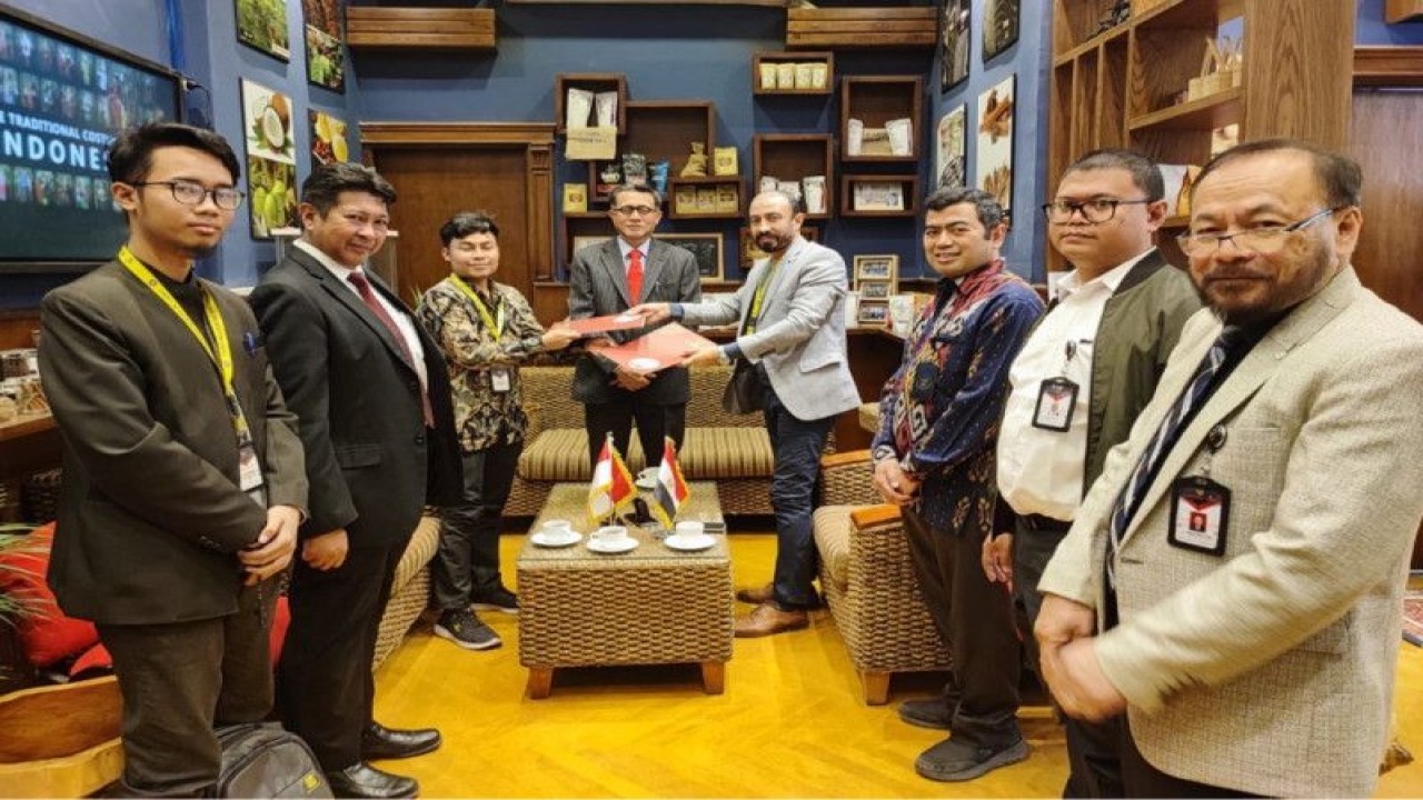 Indonesia dan Mesir menandatangani kontrak dagang pembelian jahe gajah sebanyak 120 ton yang bernilai 156 ribu dolar AS atau Rp2,28 miliar, antara eksportir asal Cirebon CV Al Malaibari dengan El Khalada Misr Industry Egypt Company di Mesir, Minggu (30/4/2023). ANTARA/HO-Kementerian Perdagangan.
