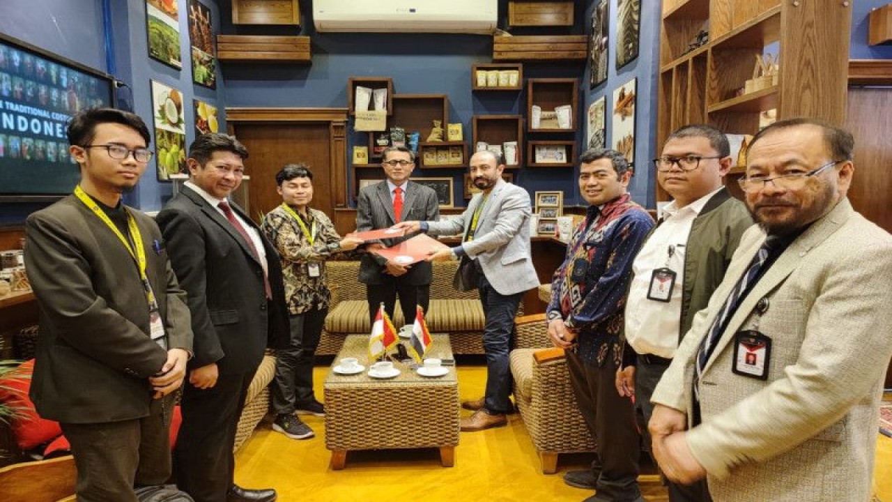 Duta Besar RI untuk Mesir Lutfi Rauf menyaksikan penandatanganan kontrak produk jahe gajah antara perusahaan Indonesia dan Mesir di Kairo, Minggu (30/4/2023). (ANTARA/HO-KBRI Kairo)
