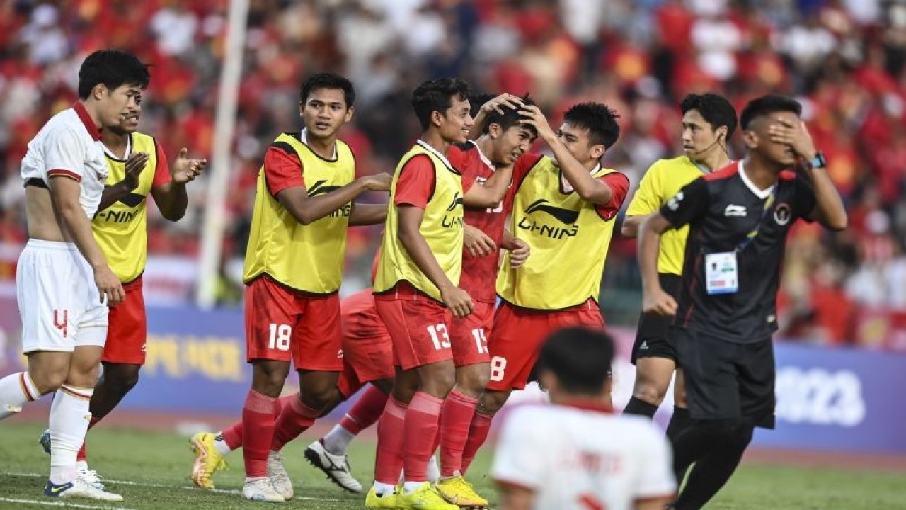 Pesepak bola timnas Indonesia U-22 Muhammad Taufany (kelima kiri) melakukan selebrasi bersama rekan timnya usai mencetak gol ke gawang Vietnam pada pertandingan babak semifinal SEA Games 2023 di National Olympic Stadium, Phnom Penh, Kamboja, Sabtu (13/5/2023). ANTARA FOTO/Muhammad Adimaja/aww (ANTARA FOTO/MUHAMMAD ADIMAJA)