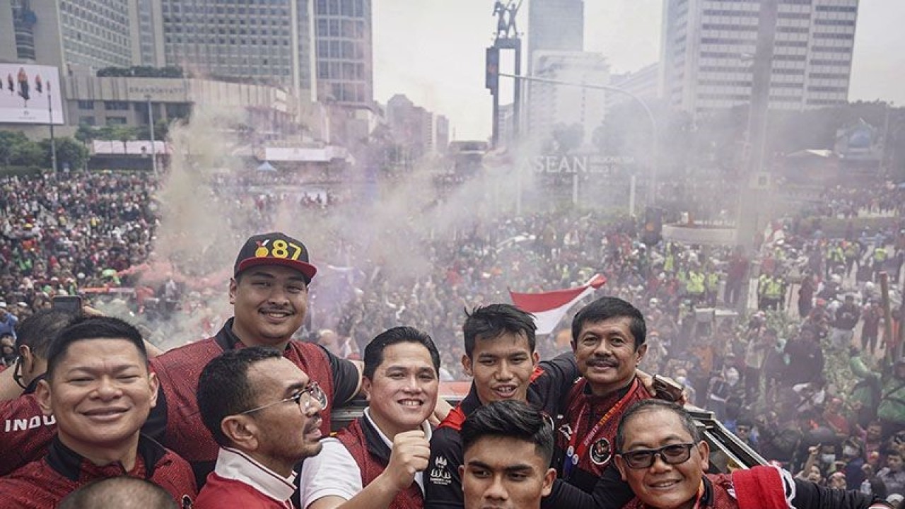 Menpora Dito Ariotedjo (kedua kiri), Ketum PSSI Erick Thohir (keempat kiri), Ketum KOI Raja Sapta Oktohari (kiri) berfoto bersama dengan pesepak bola Timnas Indonesia U-22, ofisial dan pengurus PSSI saat mengikuti arak-arakan di kawasan Bundaran HI, Jakarta, Jumat (19/5/2023). ANTARA FOTO/Dhemas Reviyanto/rwa/aa.