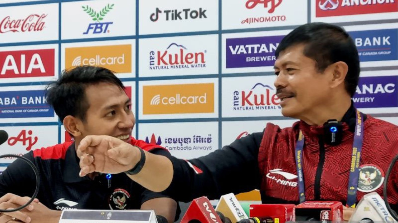 Pelatih timnas U-22 Indonesia Indra Sjafri (kanan) memberi keterangan usai laga Grup A SEA Games 2023 di Olympic Stadium, Phnom Penh, Kamboja, Rabu (10/5/2023) bersama Beckham Putra. ANTARA/Bayu Kuncahyo