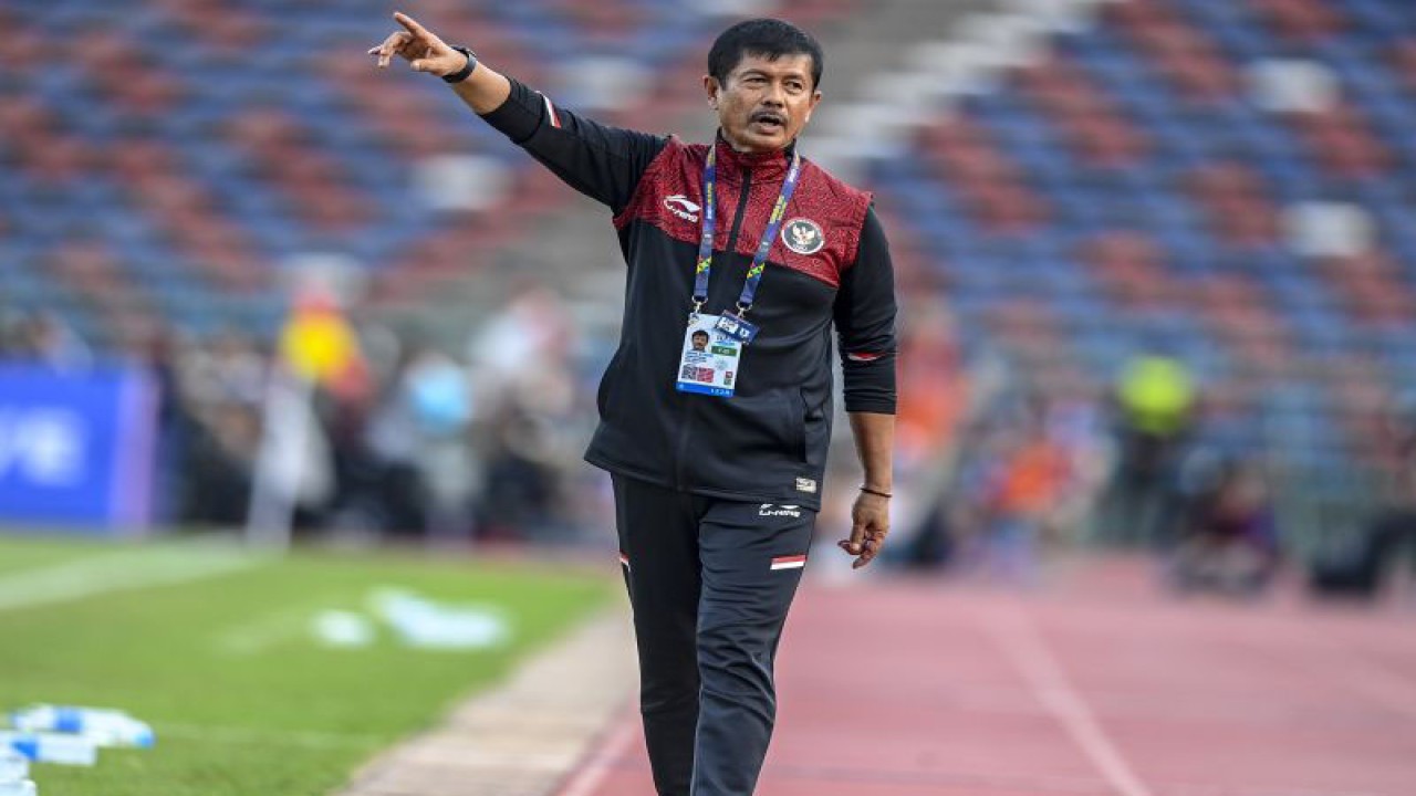 Pelatih Timnas Indonesia U-22 Indra Sjafri memberi instruksi kepada pemainnya saat bertanding melawan tim Vietnam pada pertandingan babak semifinal SEA Games 2023 di National Olympic Stadium, Phnom Penh, Kamboja, Sabtu (13/5/2023). ANTARA FOTO/Muhammad Adimaja/aww.