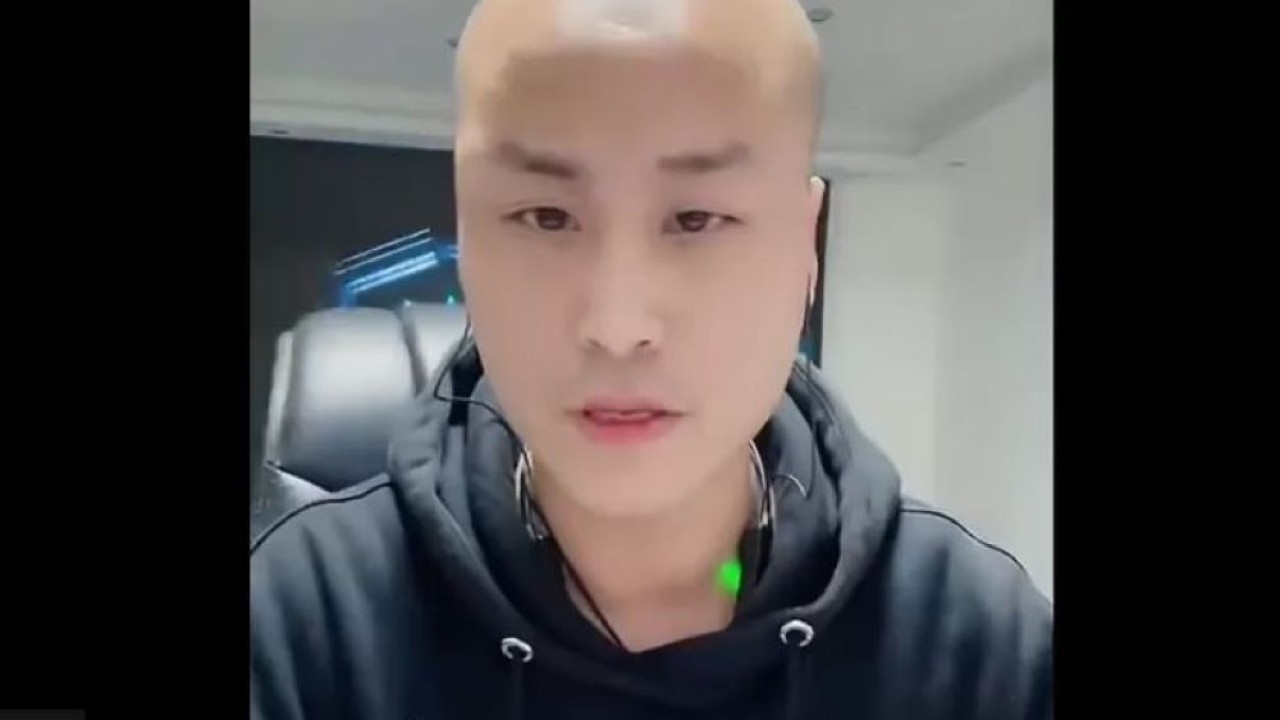 Influencer dengan nama Brother Three Thousand ini memiliki spesialisasi dalam meminum minuman keras China selama siaran langsung. (BBC)