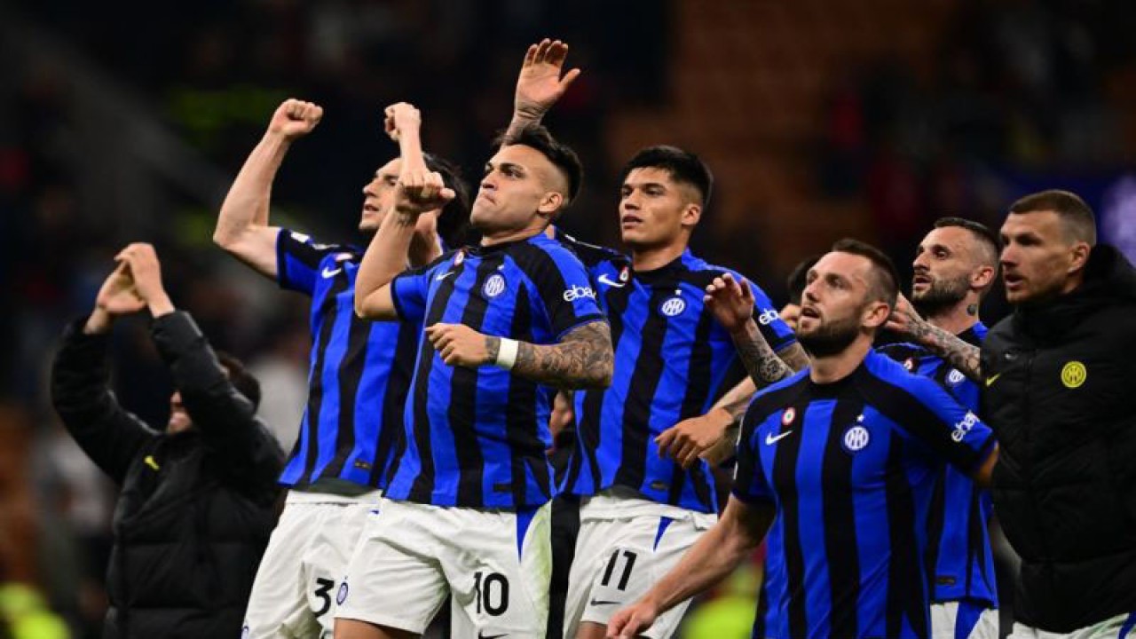 Para pemain Inter Milan merayakan kemenangan mereka atas AC Milan dalam pertandingan leg pertama semifinal Liga Champions di San Siro pada 11 Mei 2023. ANTARA/AFP/Marco BERTORELLO
