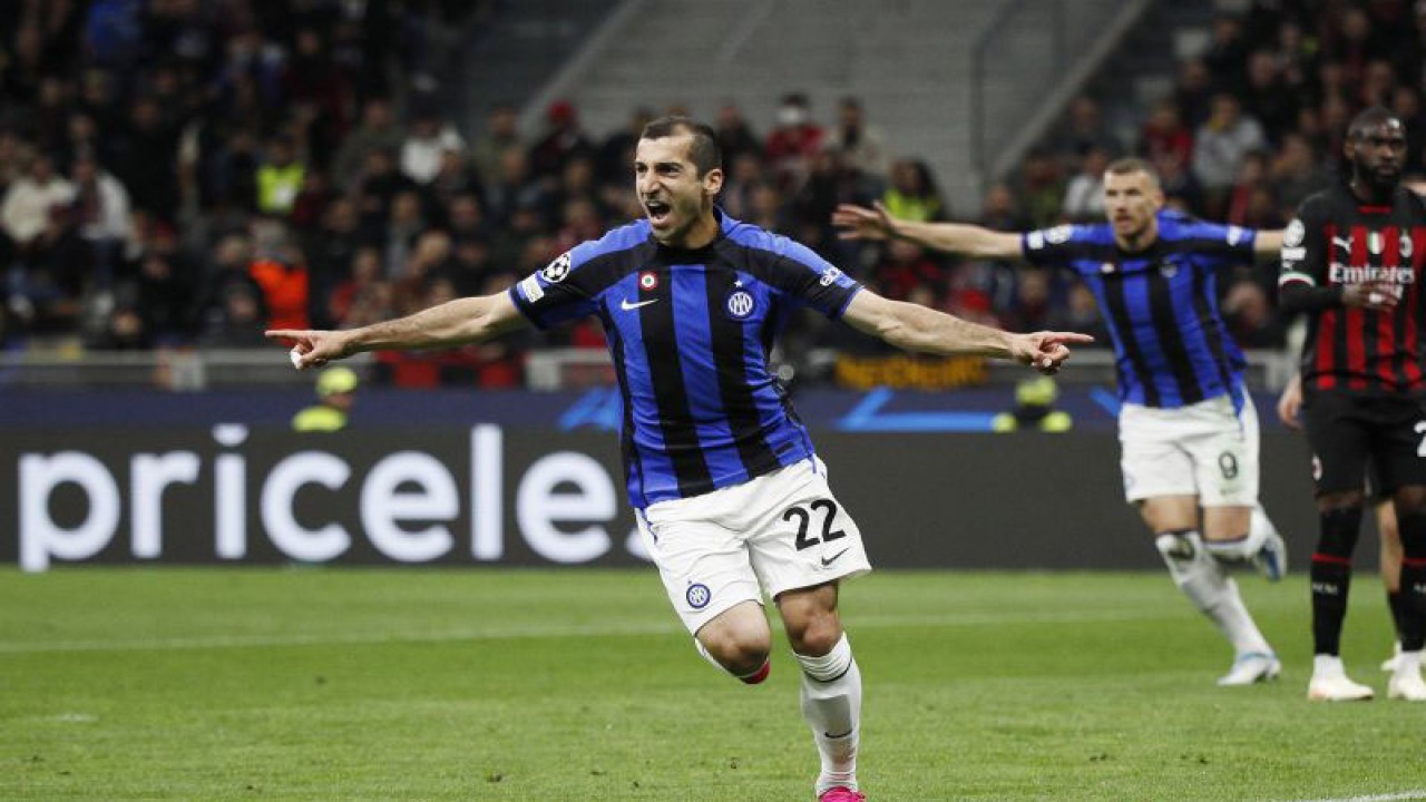 Pesepak bola Inter Milan Henrikh Mkhitaryan merayakan gol ke gawang AC Milan dalam laga leg pertama semi final Liga Champions di San Siro, Milan, Italia, Rabu (10/5/2023). Inter selaku tamu memenangkan laga tersebut dengan skor 2-0. ANTARA FOTO/REUTERS/Alessandro Garofalo/foc.