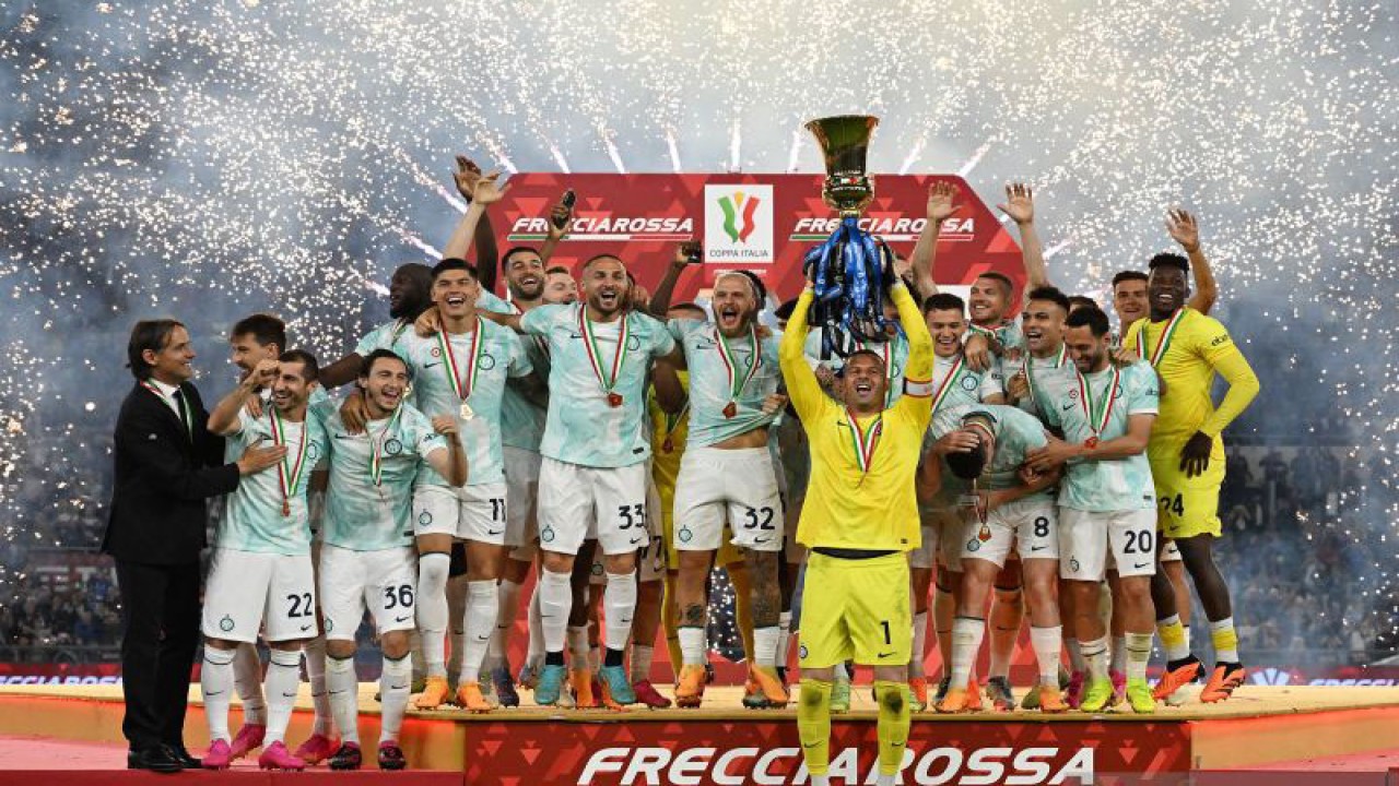 Pemain Inter Milan bersama pelatihnya Simone Inzaghi (kiri) menerima trofi saat menjadi juara Coppa Italia di Stadio Olimpico, Roma, Italia, Rabu (24/5/2023). Inter menjadi juara Coppa setelah mengalahkan Fiorentina 2-1 dengan dua gol dari Lautaro Martinez. ANTARA FOTO/REUTERS/Alberto Lingria/foc.